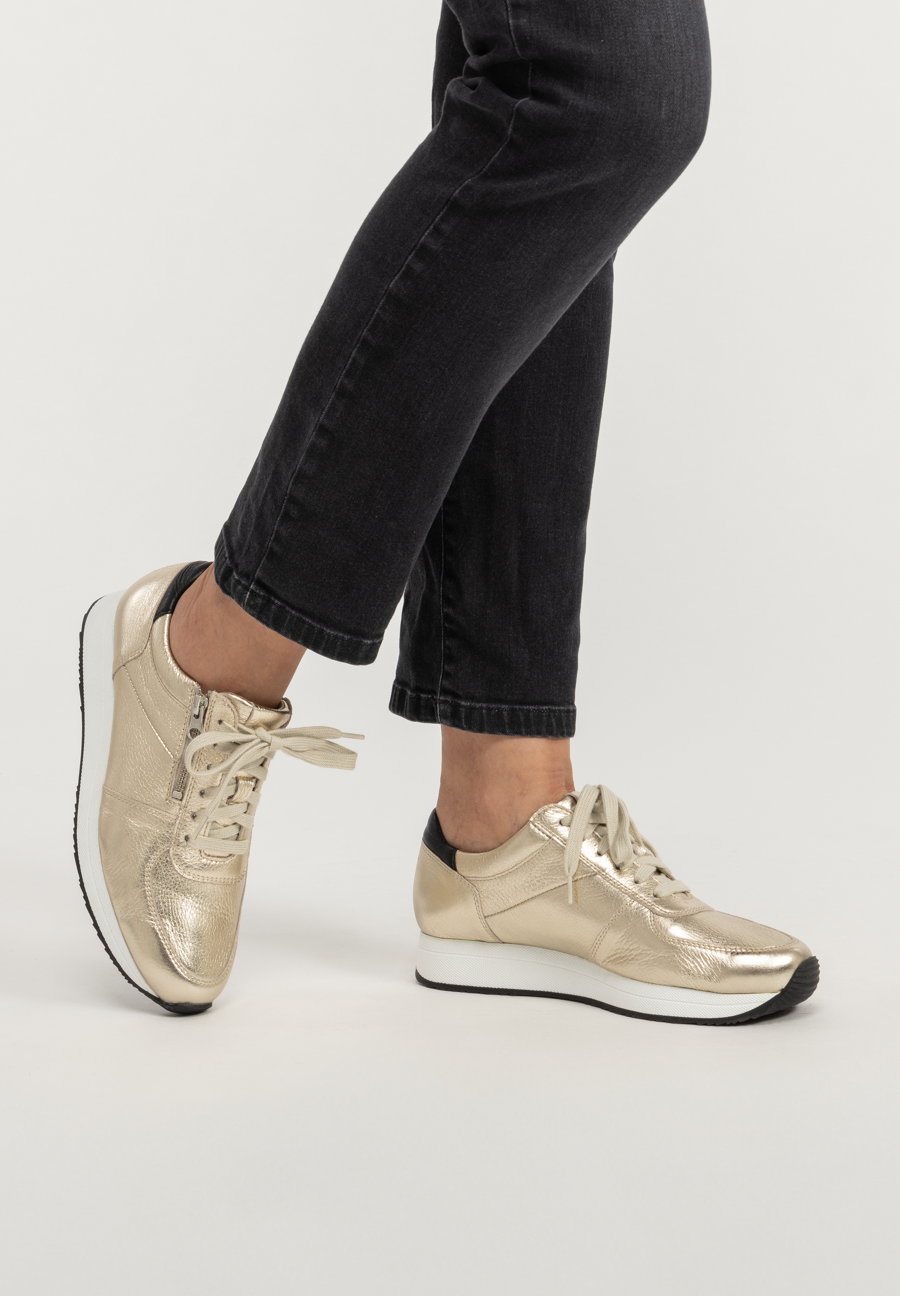 sagenhafter Sneaker Hirschleder gold