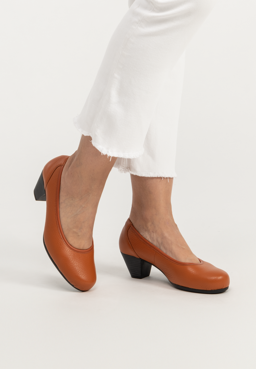 femininer Pumps Hirschleder cognac