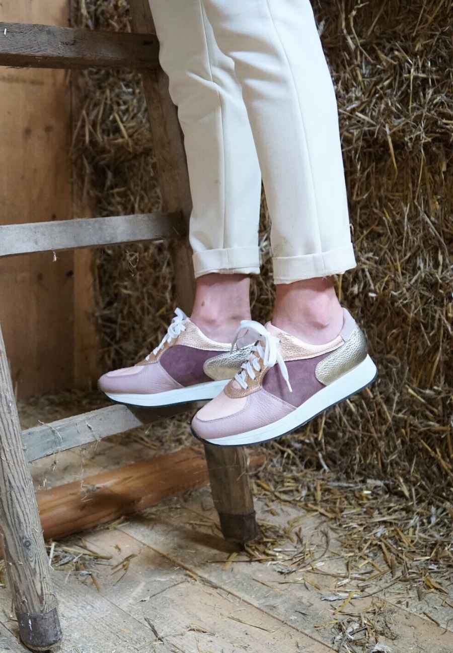 modischer Sneaker Hirschleder rose