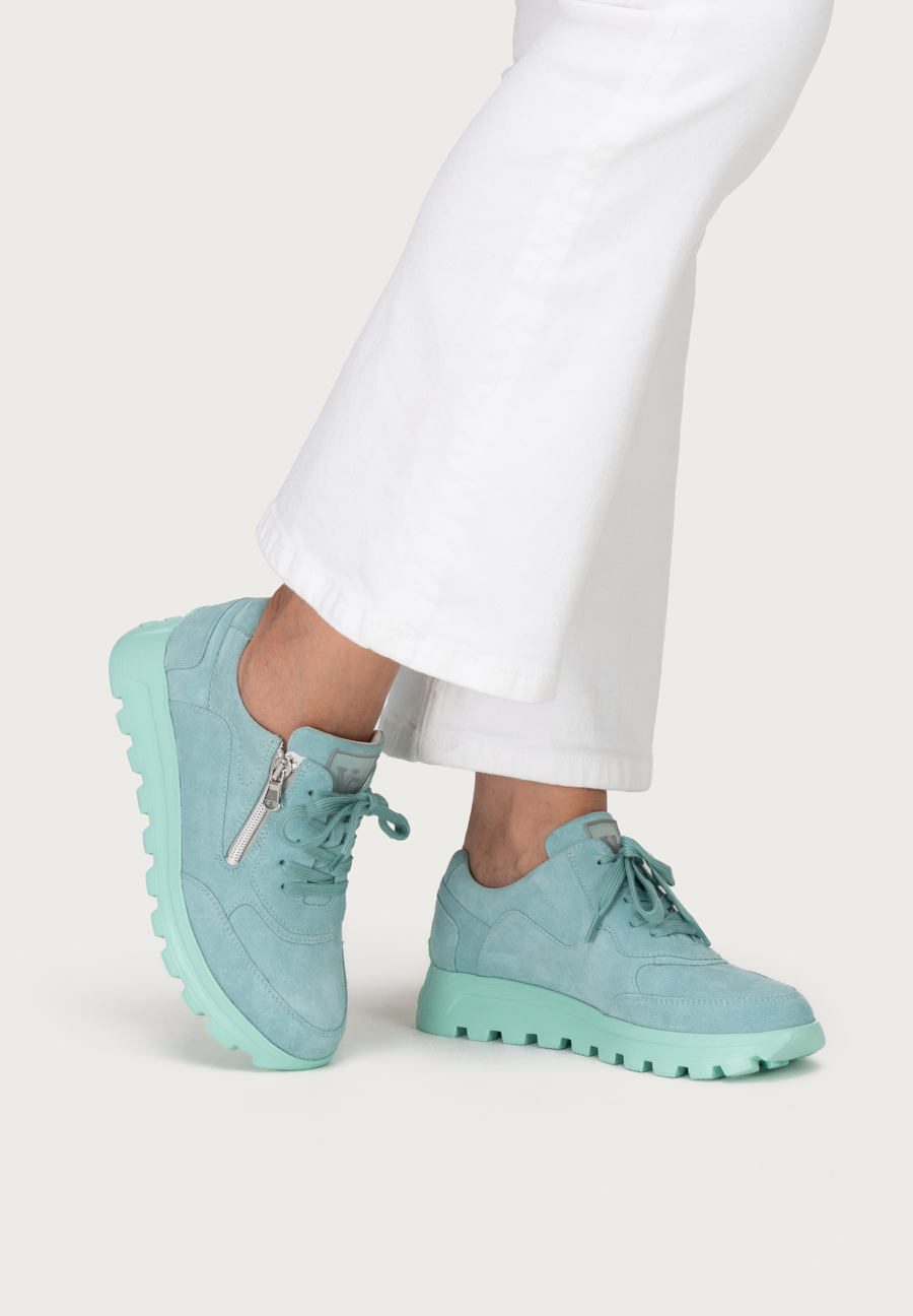 hervorstechender Sneaker Veloursleder aqua