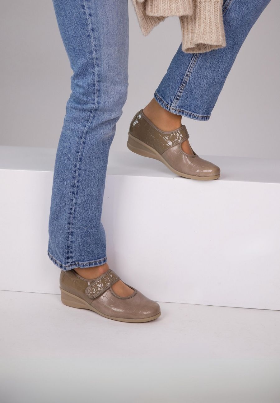 anschmiegsamer Mary-Jane Krokolack-Stretch taupe